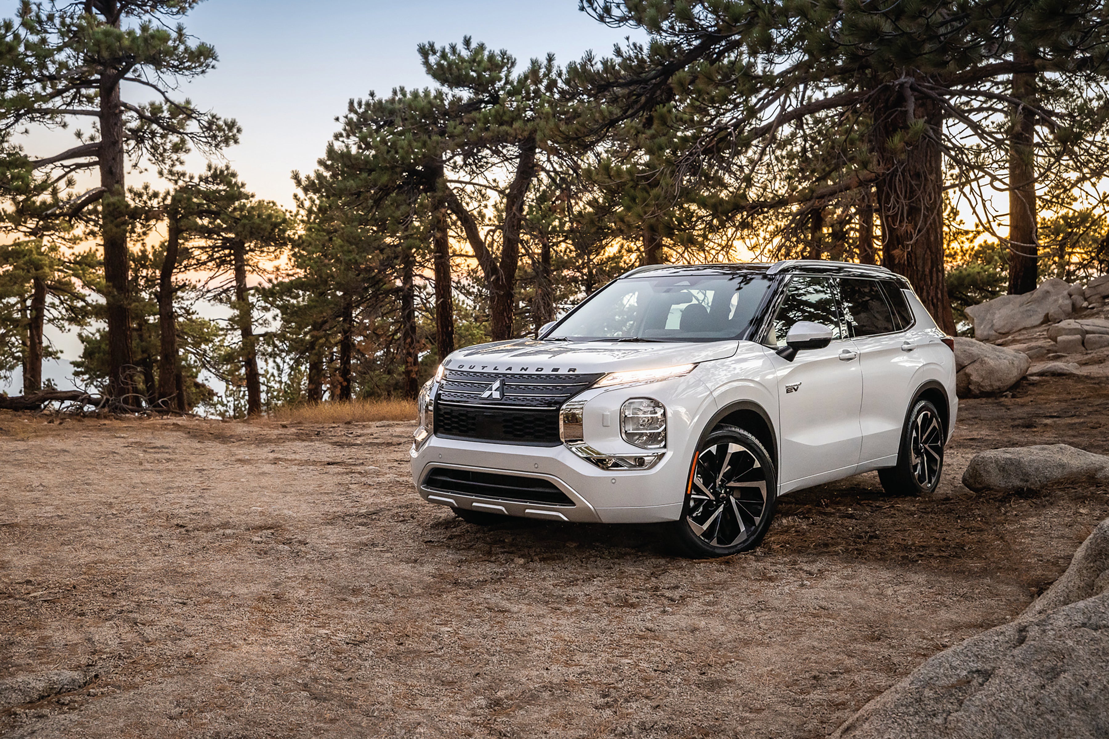 Mitsubishi Retail Graphic OUTLANDER PHEV 25