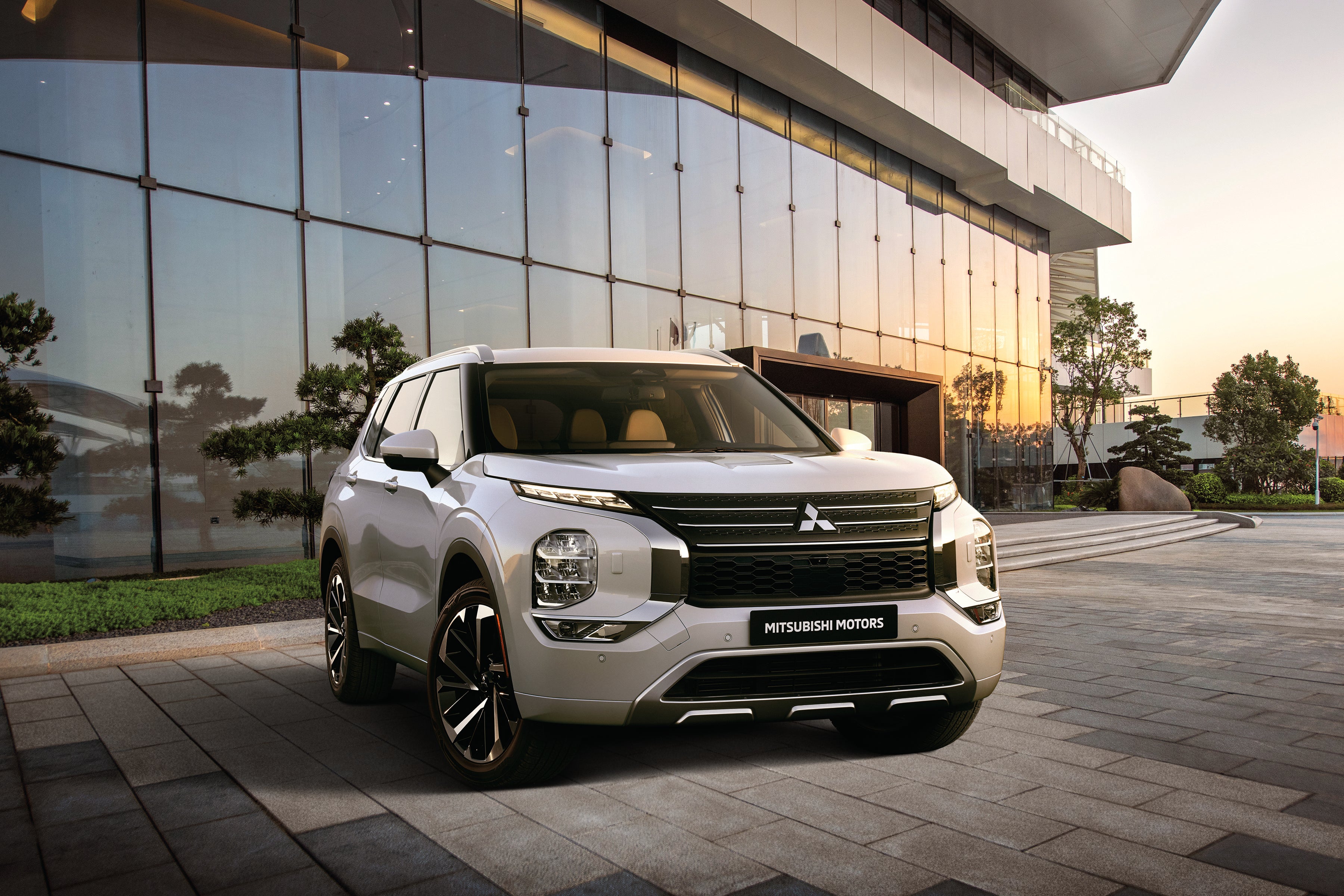 Mitsubishi Retail Graphic OUTLANDER 34