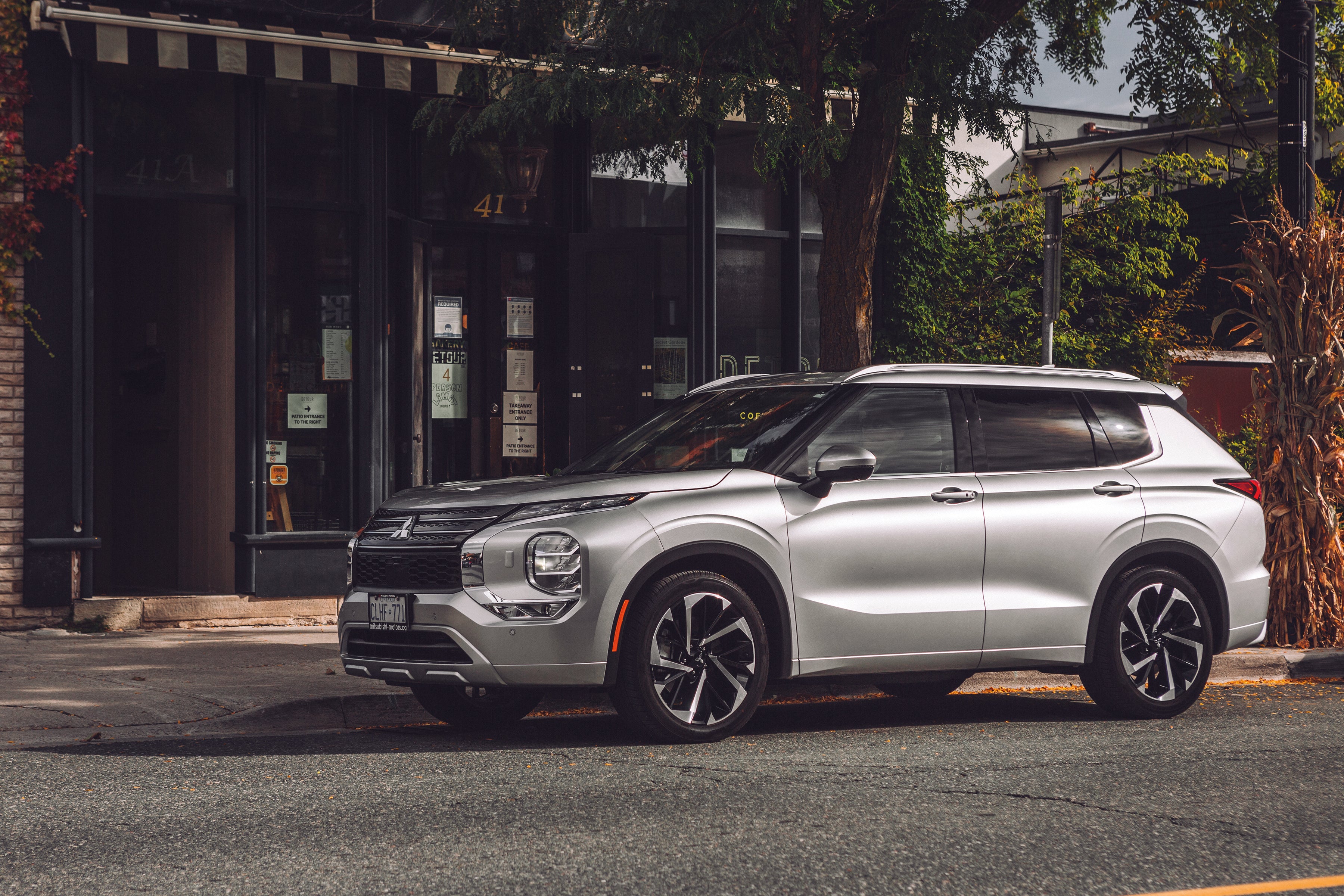 Mitsubishi Retail Graphic OUTLANDER 49